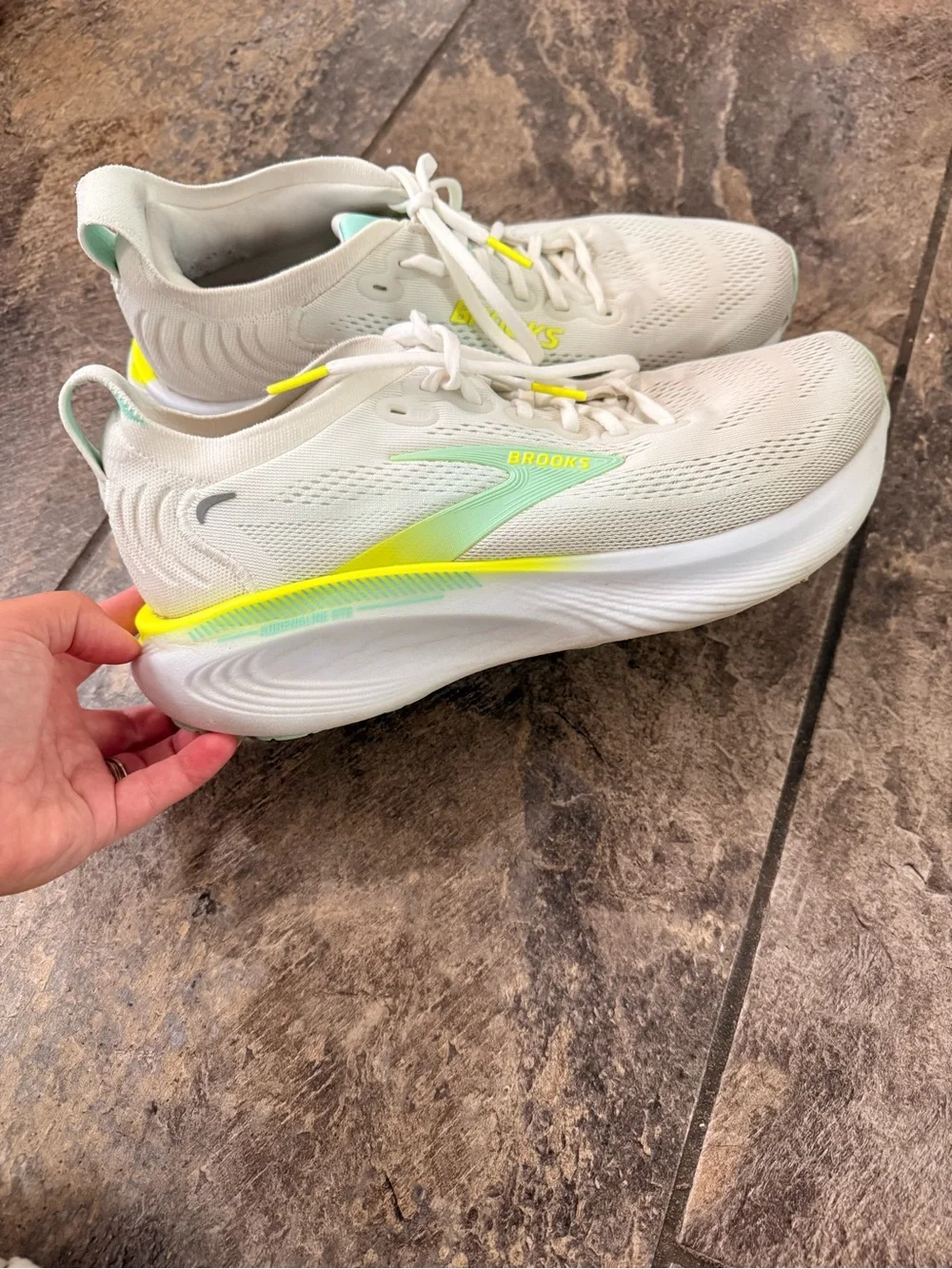 White Brooks Adrenaline GTS 25 Women’s size 10.5